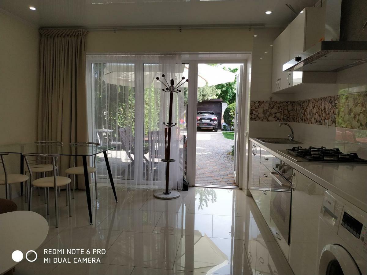 Guest House Butterfly Wing Odessa Exterior foto