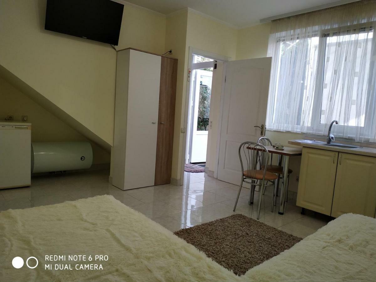 Guest House Butterfly Wing Odessa Exterior foto